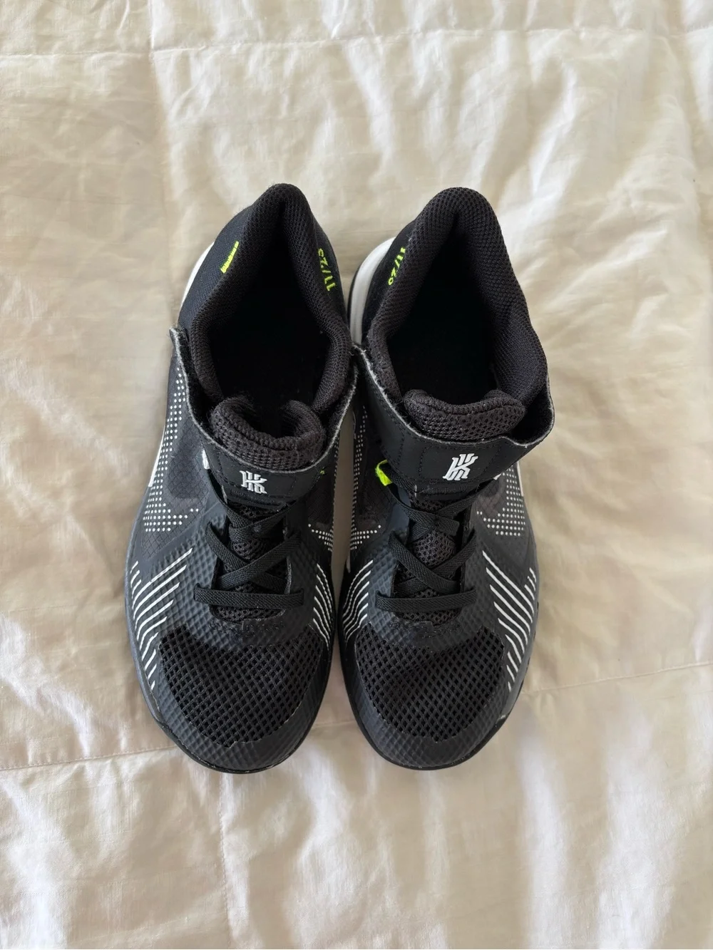 Nike Kyrie Irving Low Top Basketball Sneaker shoes Youth boys 3 Lace+Strap